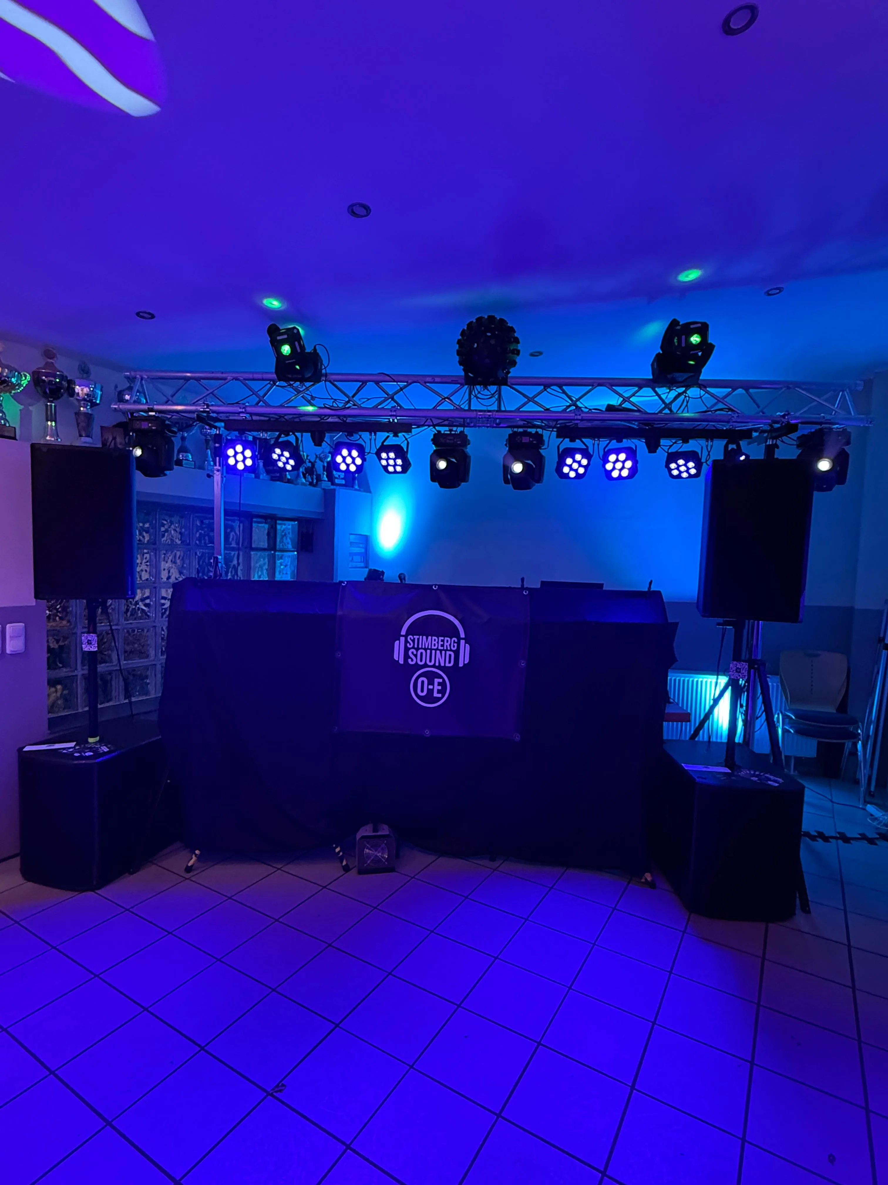DJ Technik mit blauer Beleuchtung von Stimbergsound O-E