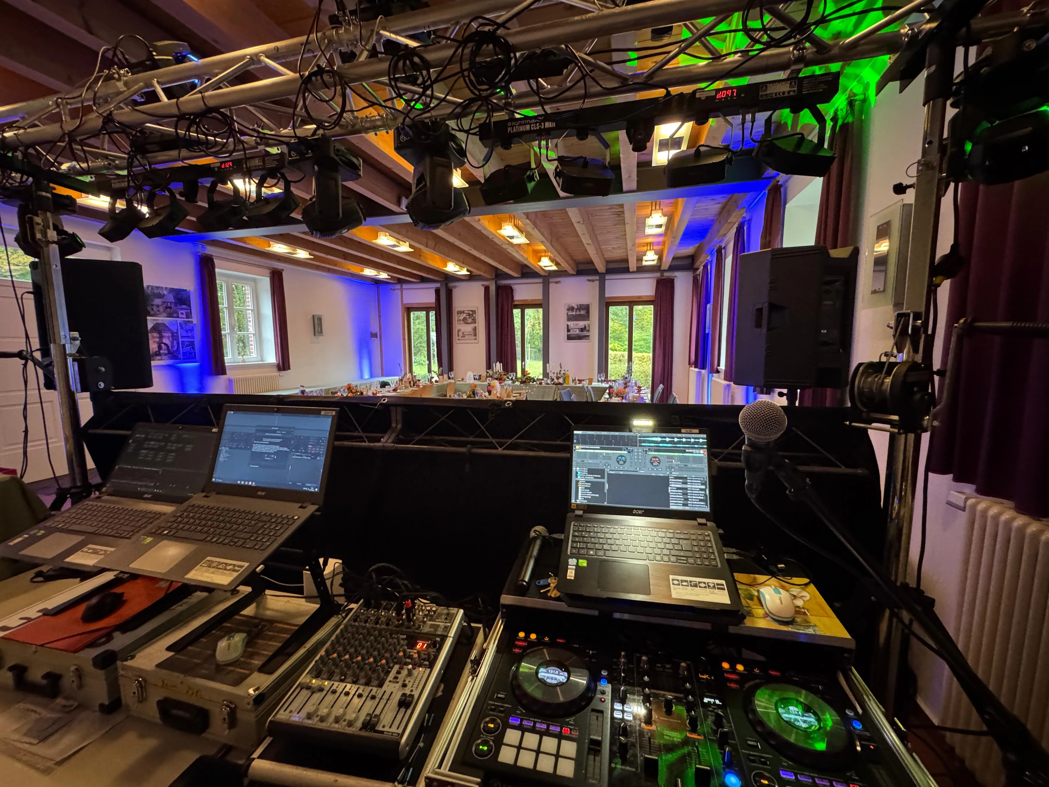 Blick vom DJ Pult auf einen Veranstaltungssaal